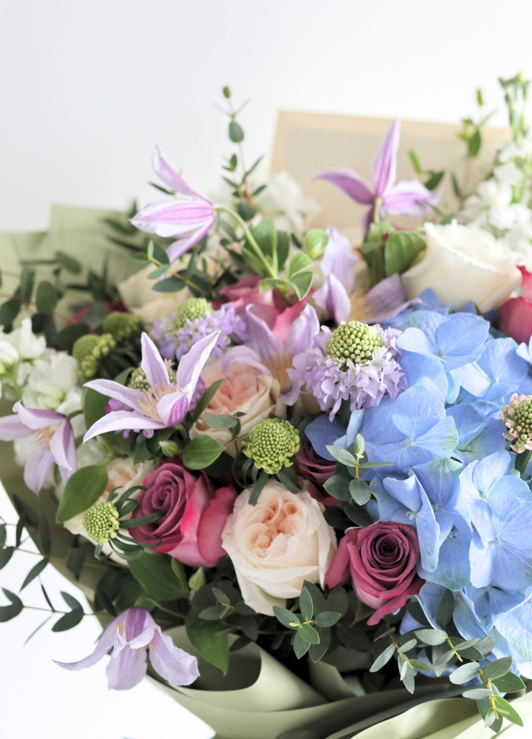 AZUL | 奢華藍繡球與南美玫瑰鮮花花束 以南美玫瑰、繡球花及時令花卉點綴,優雅浪漫,適合生日、求婚、紀念日。香港送花服務,即日訂購。