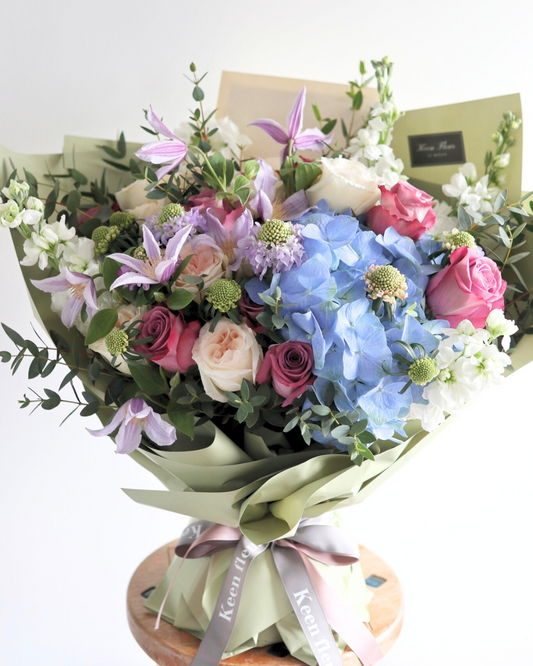 AZUL | 奢華藍繡球與南美玫瑰鮮花花束 以南美玫瑰、繡球花及時令花卉點綴,優雅浪漫,適合生日、求婚、紀念日。香港送花服務,即日訂購。