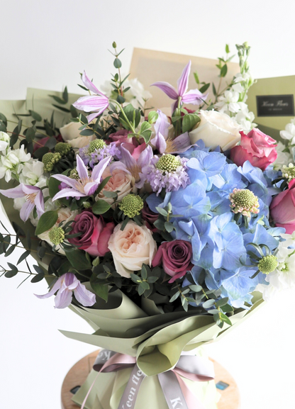 AZUL | 奢華藍繡球與南美玫瑰鮮花花束 以南美玫瑰、繡球花及時令花卉點綴,優雅浪漫,適合生日、求婚、紀念日。香港送花服務,即日訂購。