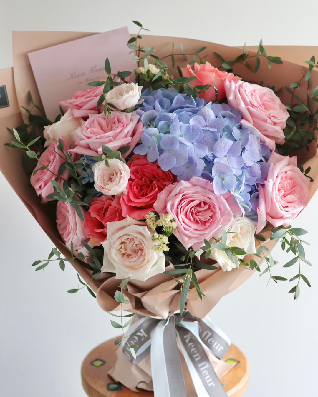 BLUSH 玫瑰、藍繡球花束 