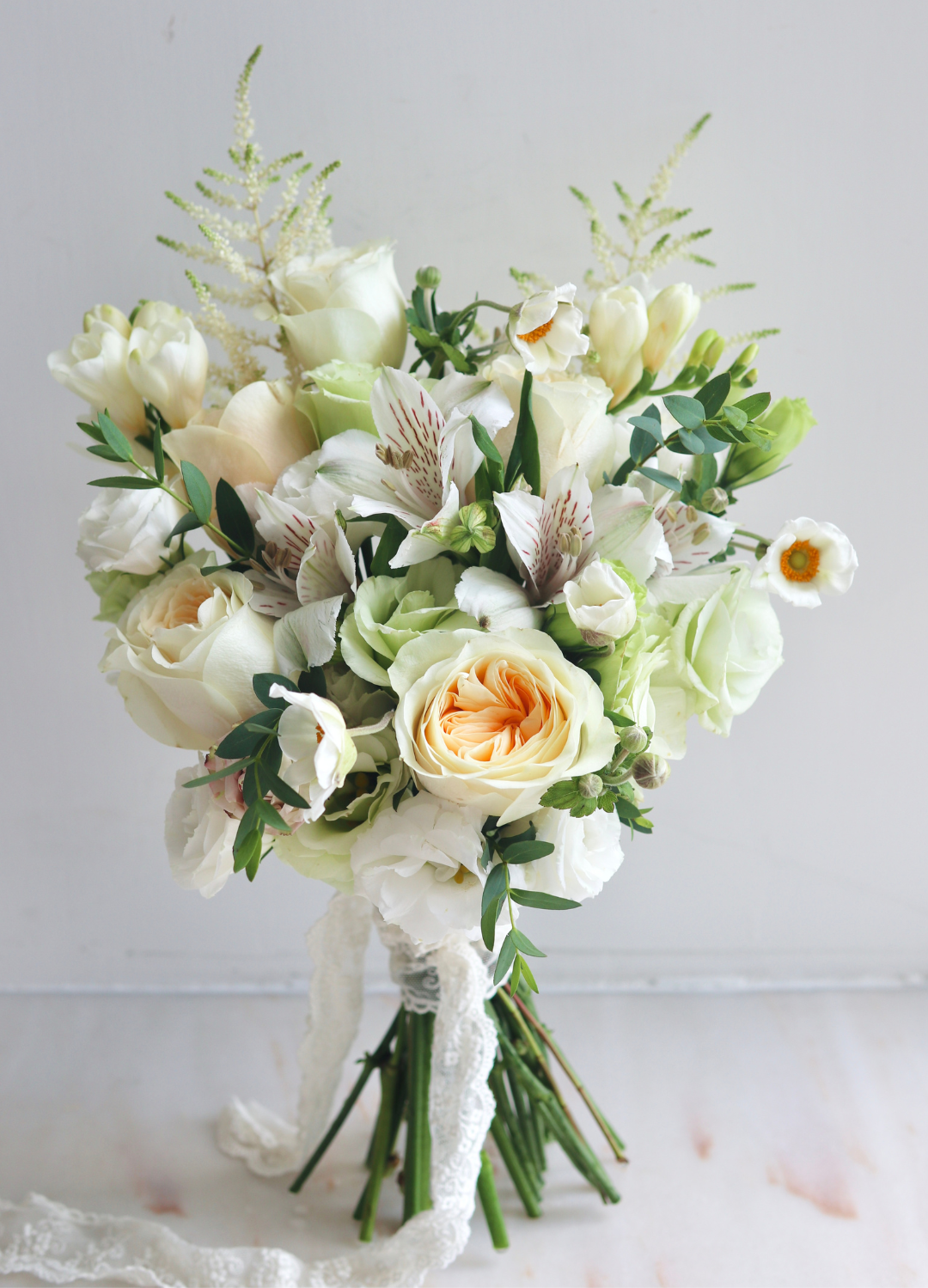 LINEN LINEN 玫瑰、百合、尤加利婚禮花球