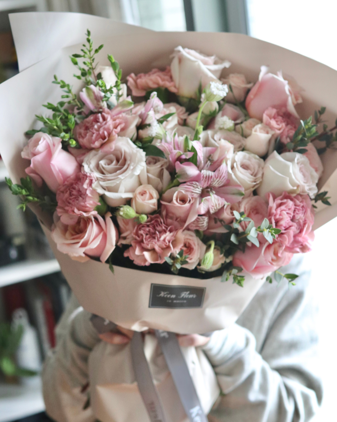 GENTLE KISS 是一款精緻鮮花花束，以粉色玫瑰及尤加利葉點綴，適合生日、求婚、週年慶祝等重要時刻。香港全區送達，花束價錢清晰。